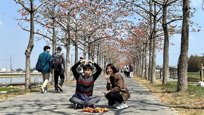 适逢假日，各地游客纷纷前来赏花。（张毓翎摄）