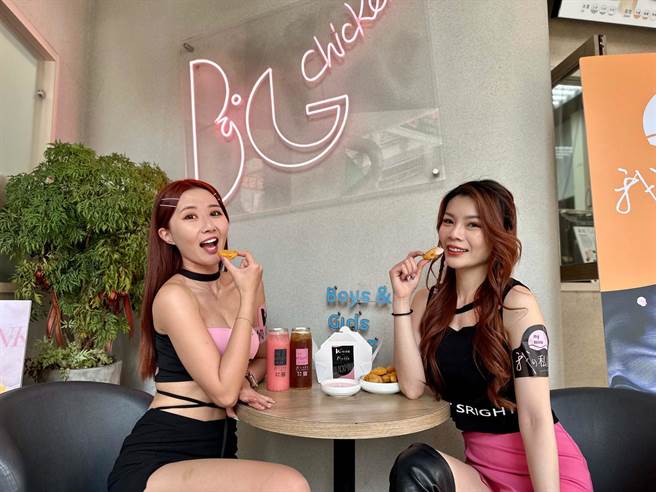 楠梓网美饮料店My mine我的私房饮、BG韩式炸鸡德贤店联手推出限量的专属商品，抢搭演唱会观光财。（柯宗纬摄）