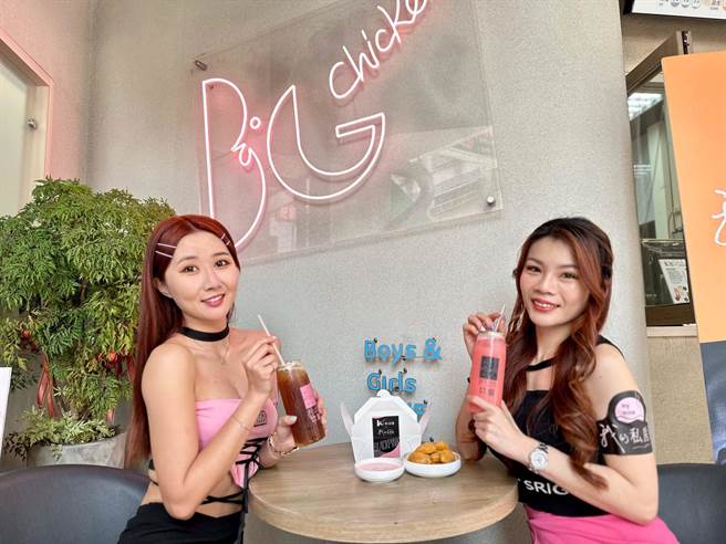 楠梓网美饮料店My mine我的私房饮、BG韩式炸鸡德贤店联手推出限量的专属商品，抢搭演唱会观光财。（柯宗纬摄）