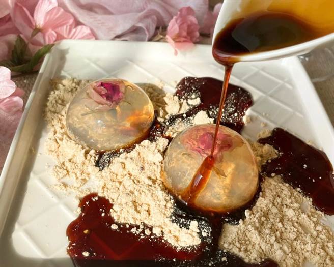 和逸饭店·高雄中山馆应援人气女团BLACKPINK推限定餐点「粉墨狂飨茶点组」。（柯宗纬翻摄）