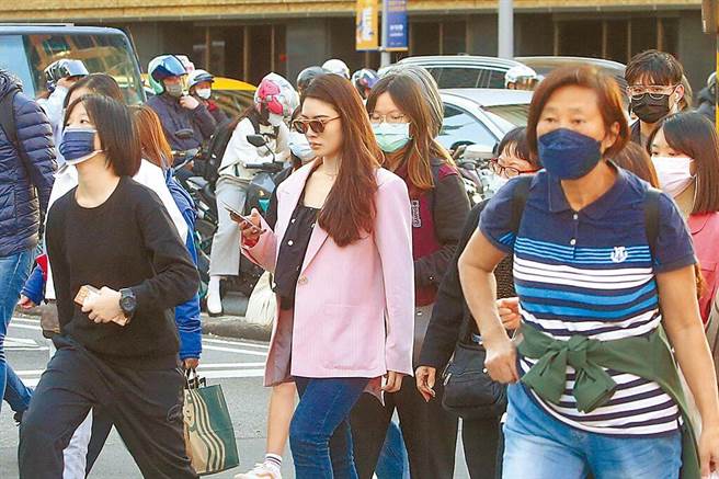 輕症個案自3月20日起「免通報、免隔離」。圖為口罩令解禁後，只有少數民眾選擇不戴口罩。（趙雙傑攝）