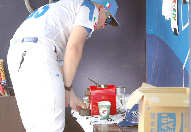 义大利自备义式胶囊咖啡机摆在球员板凳席中。（郑任南摄）