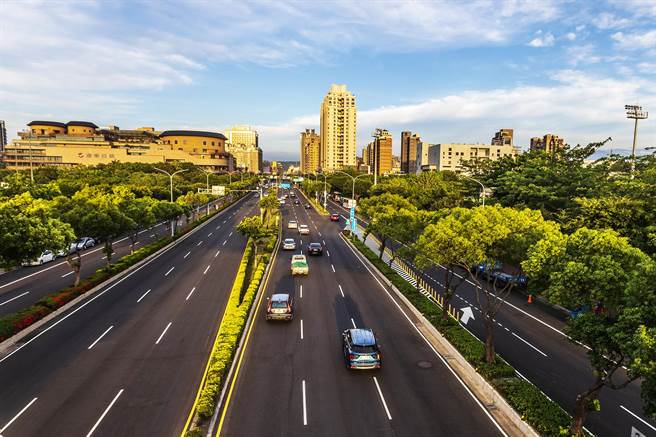 国际自由车环台赛第3站浪漫台三线站，14日从新竹县出发，竹北市光明六路东二段西行（左）往喜来登方向为赛事路线全线管制。（罗浚滨摄）