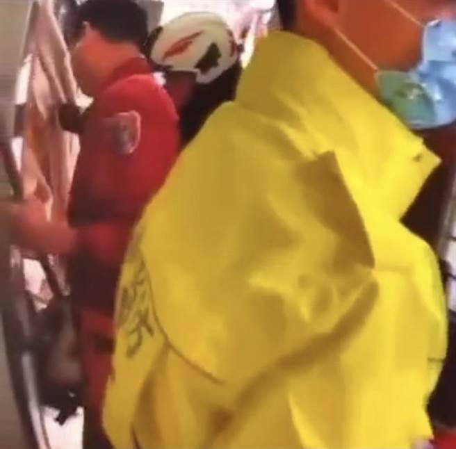 桃园中坜有民眾在家中将瓦斯桶泄气并点燃打火机，造成自身与消防人员受伤。（翻摄照片／蔡明亘桃园传真）