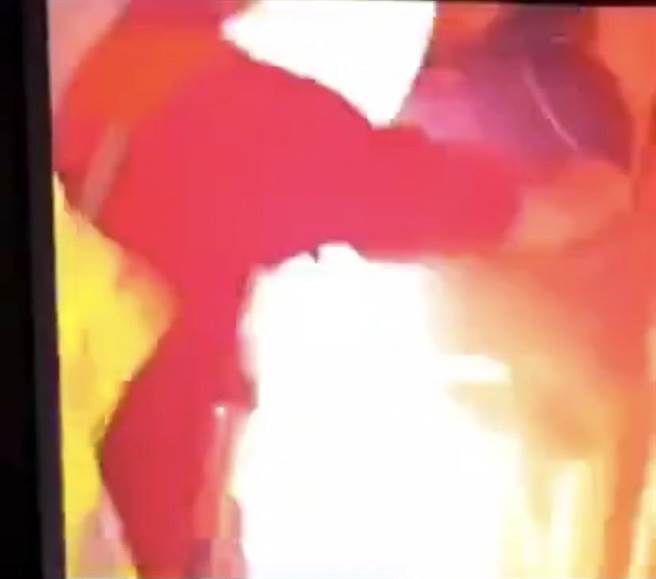 民眾在家中拿出瓦斯桶，点燃打火机，瞬间引发小型气爆。（翻摄照片／蔡明亘桃园传真）