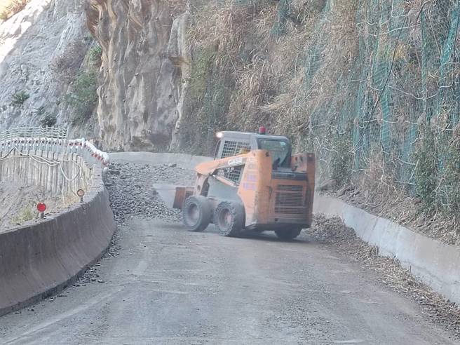 南横公路梅山口到天池路段，山上几乎天天发生零星落石，公路总局时时必须派员清除。(林雅惠翻摄/居民提供)