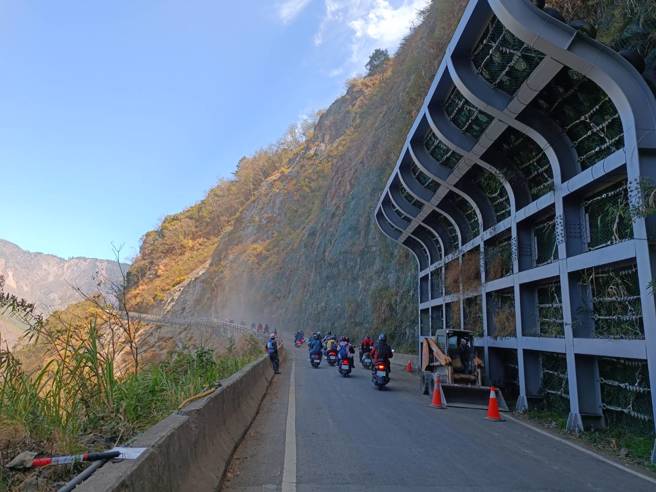 南横公路梅山口到天池路段，山上几乎天天发生零星落石，公路总局时时必须派员清除。(林雅惠翻摄/居民提供)