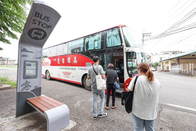 交通局今年將增設55處太陽能電子紙智慧型站牌。（翻攝照片／高雄洪靖宜傳真）