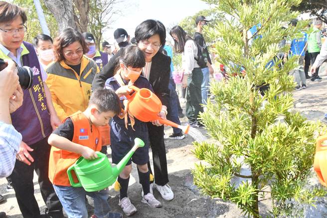 彰化县长王惠美11日上午在花卉之乡田尾乡，与林务局南投林区管理处、田尾乡公所等齐聚仁里公园，共同参与「彰化县112年植树活动-森活圈」。（吴建辉摄）
