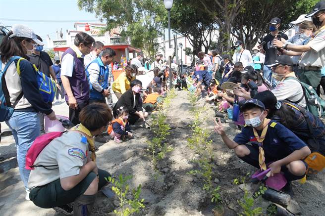 现场有大小童军、社区民眾等大手牵小手一起种树，县府农业处也提供相关苗木的索取，鼓励大家「种树种福田」。（吴建辉摄）