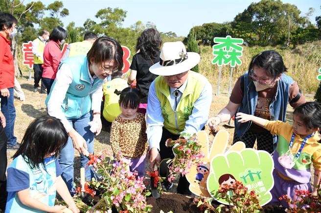 彰化市公所11日也在「香山步道．东方公园」，举辧「彰化300．森根香山」植树暨赠苗活动。（吴建辉摄）
