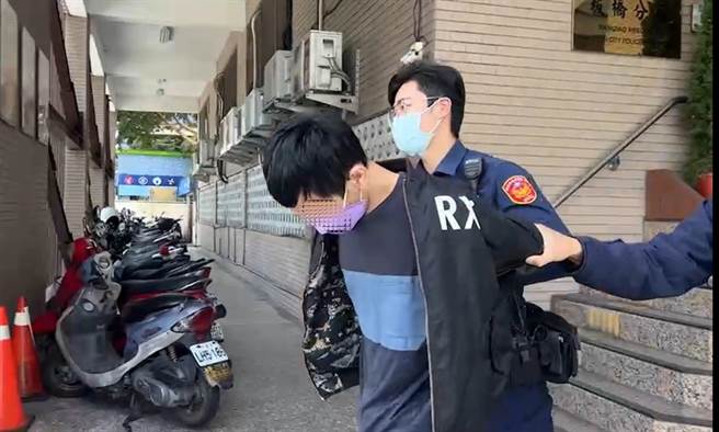 陳嫌透過臉書謊稱要販售高價機車配件給買家A，另一邊又假扮消費者，向賣家B下單低價商品，昨日遭警方拘捕到案。（警方提供）