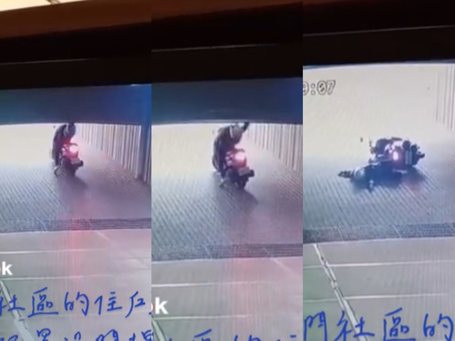 騎士沒等到鐵捲門升起就直接衝出，頭直接撞上鐵捲門遭擊落，當場痛到大字形倒在斜坡許久，後來鐵捲門要落下，才趕緊些微移動身體避免遭壓。（翻攝自記者新聞網）