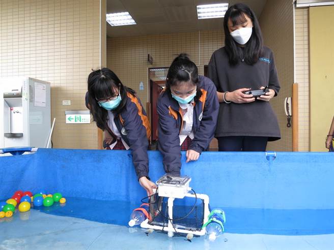 三多國中今於校慶日同步舉行「AI科技教室揭牌典禮」並邀請大家一起體驗「攻城機器人」與「水獵機器人」的操作，感受AI科技的樂趣與魅力。（新北市教育局提供）