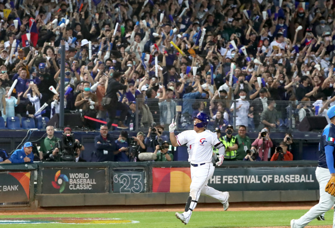 吉力吉捞・巩冠8局下轰出3分炮，中华队最终以11：7赢义大利队。（郑任南摄）