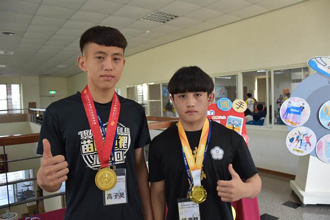 出身泰安乡梅园村的角力好手高子昊、锺书炜。（谢明俊摄）