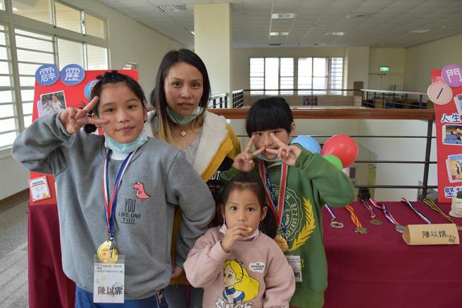 出身泰安乡梅园村的角力好手陈以霏、陈以娟姐妹檔。（谢明俊摄）