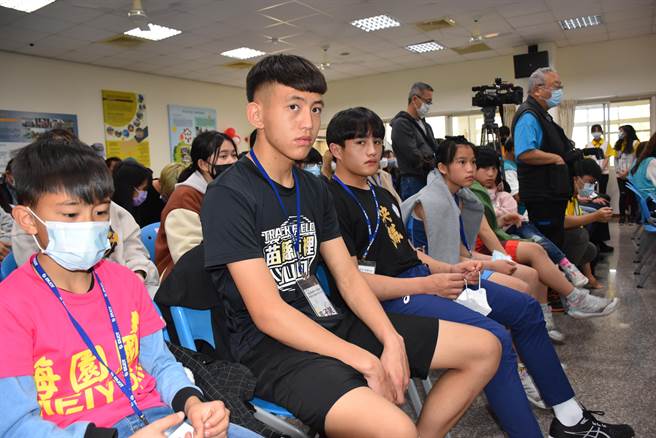 出身泰安乡梅园村的角力好手陈宥安（左起）高子昊、锺书炜、陈以霏、陈以娟姐妹，5人都是亲戚。（谢明俊摄）