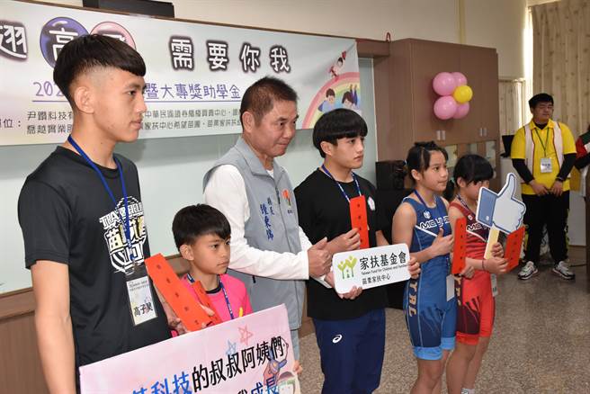 苗栗县长锺东锦11日表扬5名角力好手。（谢明俊摄）