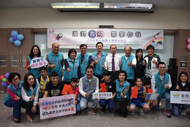 苗栗县长锺东锦11日表扬5名角力好手。（谢明俊摄）