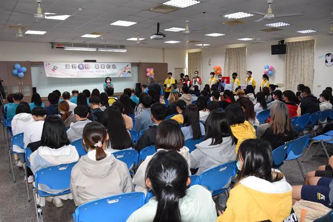 苗栗家扶中心11日上午颁发本学期奖助学金。（谢明俊摄）