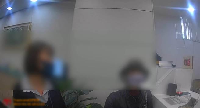 银行行员察觉陈妇匯款有异，立即通报警方到场处理。（翻摄照片／林郁平台北传真）