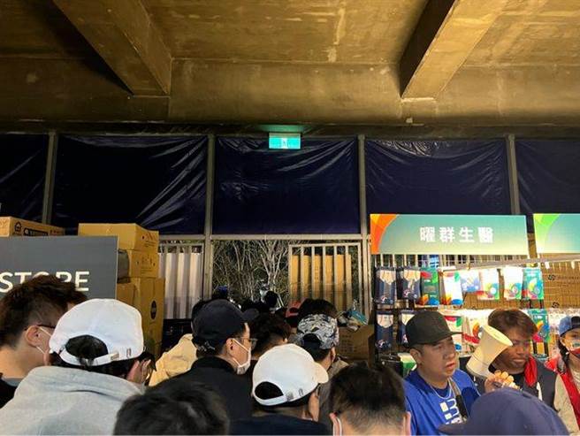 网友ben1013在PTT贴文及照片，指经典赛散场时只有开了1个仅容2、3人通过的小门，导致动线拥挤。(摘自PTT作者ben1013贴文)
