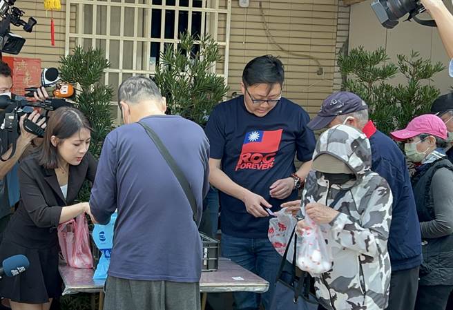 國民黨青工會總會長滿志剛兌現祭品文承諾，在永春捷運站附近發送1000顆雞蛋，並邀來台北市議員徐巧芯一同發放。（李奇叡攝）