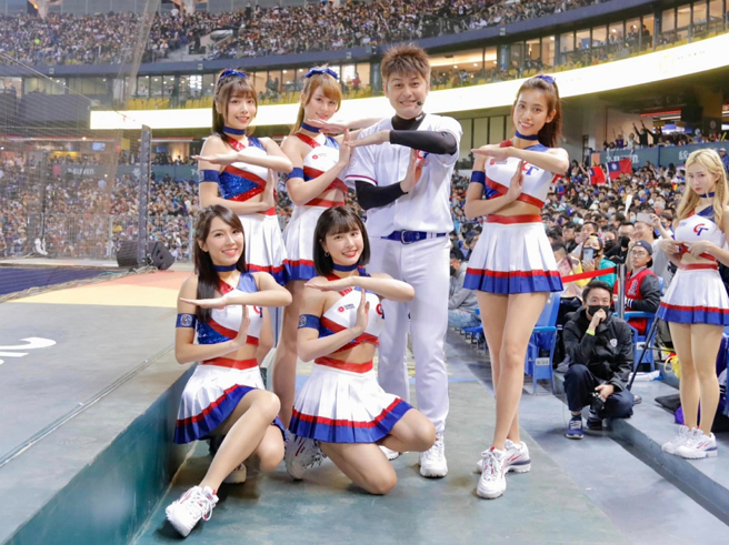 中信兄弟啦啦队粉专日前晒出一张啦啦队场边合照，漏了Fubon Angels的秀秀子，她一脸委屈站旁边意外引起讨论。（图／摘自Passion Sisters 中信兄弟啦啦队脸书）