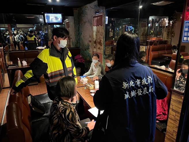 新北市公安稽查小组昨针对中和某住宅违规经营视听歌唱业，执行断水断电处分。（新北城乡局提供）