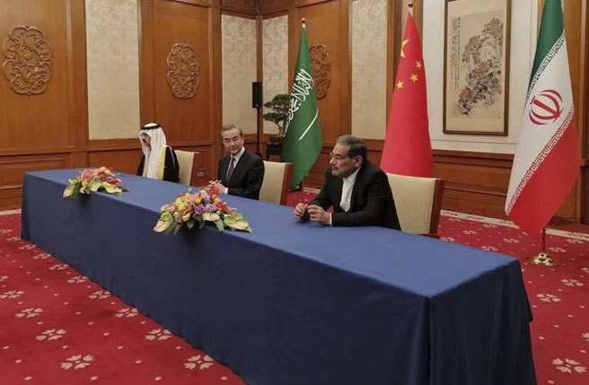 伊朗最高國家安全委員會秘書Ali Shamkhani（右）、中共中央外事辦主任王毅（中）和沙特阿拉伯國家安全顧問Musaad bin Mohammed al-Aiban出席在北京舉行的伊朗和沙特阿拉伯重建外交關系和重開使館的協議簽署儀式。(美聯社)