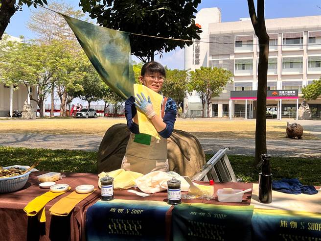 蓝染工艺师汤文君，示范以福木为染材的植物染手作。（工艺中心提供／廖志晃南投传真）