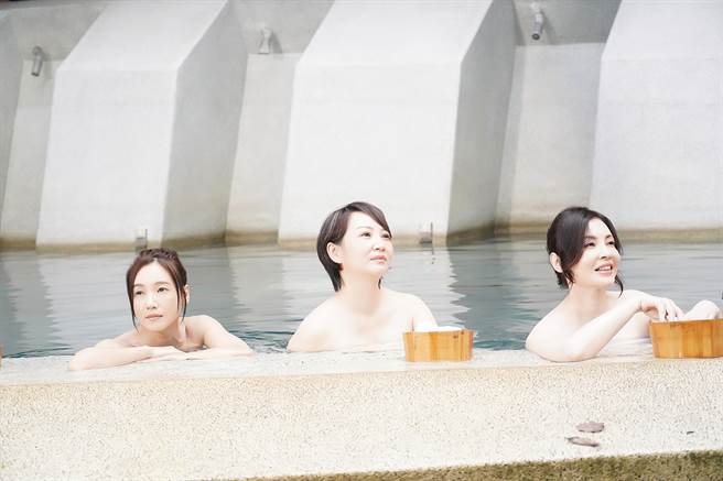 张本渝（左起）、郁方、何如芸第二季一开场就有养眼泡温泉画面。（公视台语台提供）