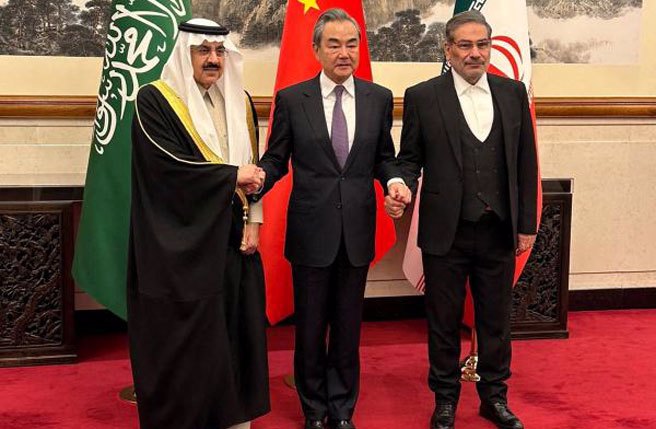 中共中央外事办主任王毅(中)在北京出席与伊朗最高国家安全委员会秘书阿里-沙姆哈尼(右)和沙特阿拉伯国务大臣兼国家安全顾问穆萨德-本-穆罕默德-艾班的会谈。(路透)