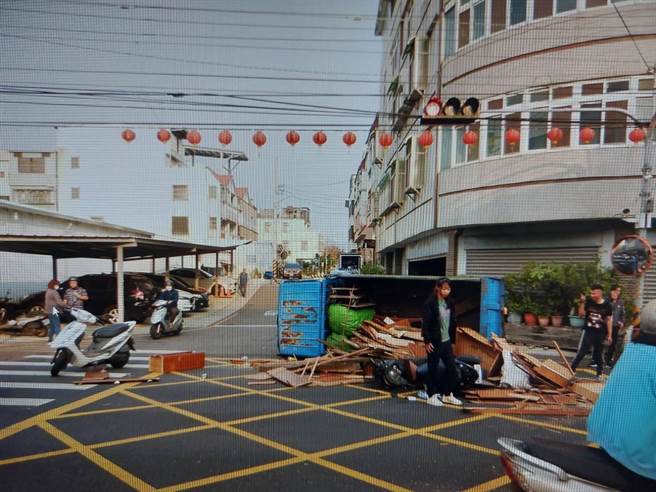 台中市潭子區日前發生交通事故，黃男駕駛小貨車翻車，造成4人受傷。（民眾提供／陳淑娥台中傳真）