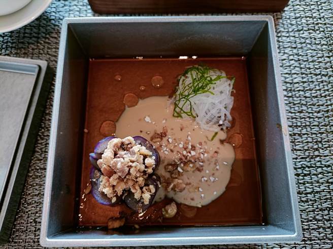 「飞花落院」将每月1日定为「蔬食日」，以「挺在地，食当令」诠释各类蔬食。（陈淑娥摄）