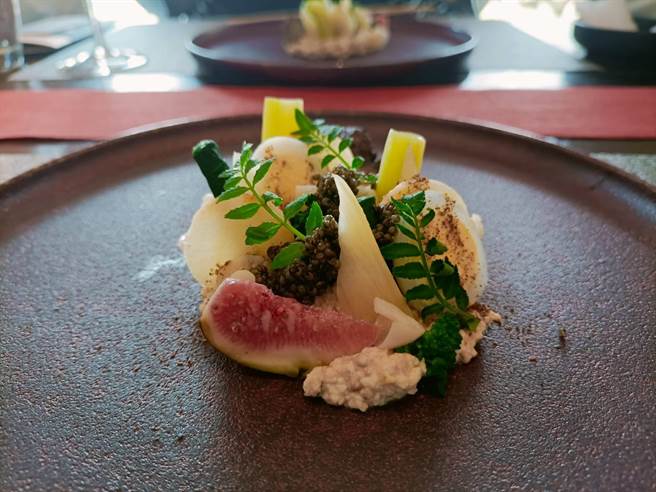 「飞花落院」将每月1日定为「蔬食日」，以「挺在地，食当令」诠释各类蔬食。（陈淑娥摄）