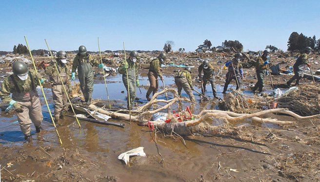 日本311大地震，自卫队赶赴灾区救灾。（资料照片/美联社）