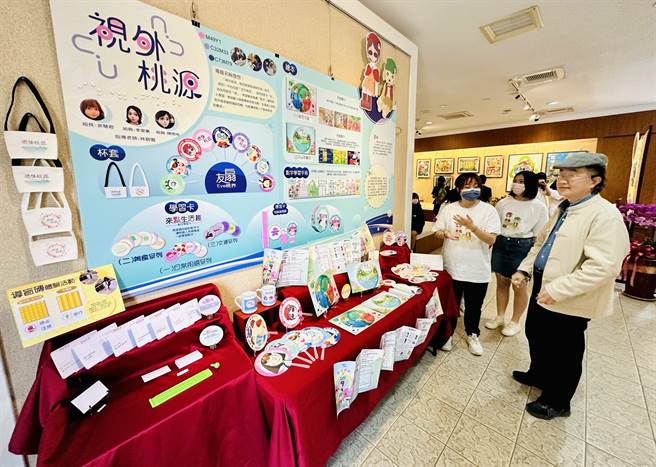 建國科大院長林清境（右），仔細端詳竹山高中畢業專題展作品。（廖志晃攝）