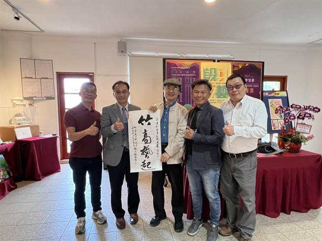 建國科大院長林清境（中），出席竹山高中畢業專題展。（竹山高中提供／廖志晃南投傳真）