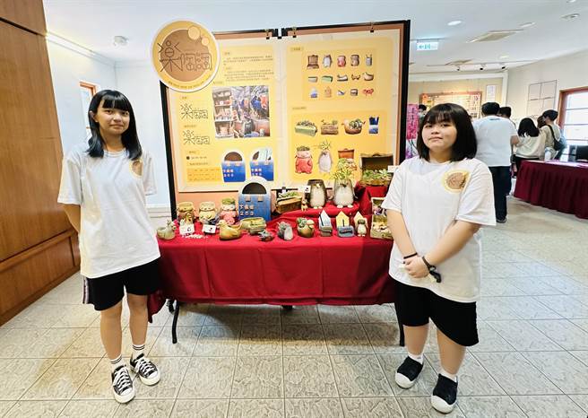 陳宥蓉與同學林鈺汝，利用陶土製作活器物。（廖志晃攝）