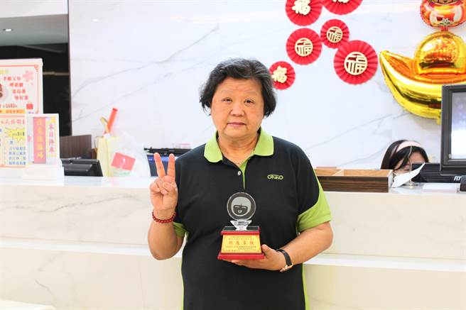 服务满30年担任中坜温妈妈爱家服务队的资深志工赖秀芬。（蔡明亘摄）