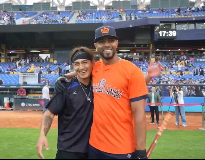 林子伟与红袜队前队友波格兹（Xander Bogaerts）相见欢。（中职提供）