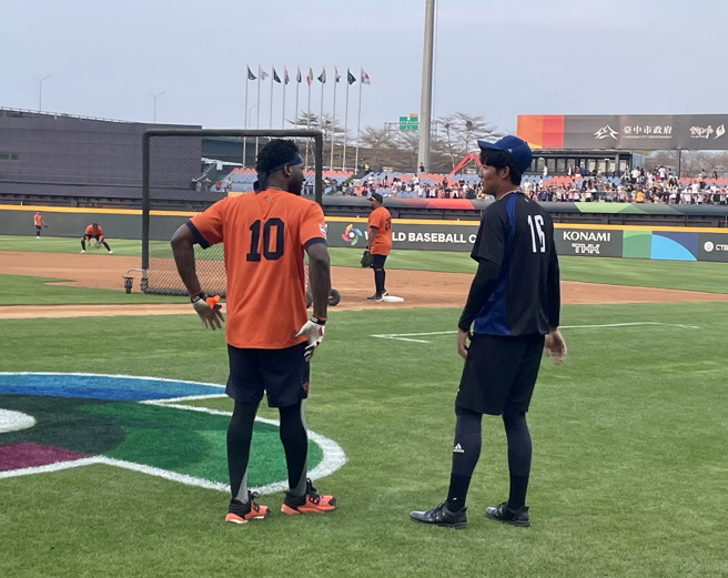 王维中赛前跟运动家队前队友大普洛法（Jurickson Profar）打招呼。（毛琬婷摄）