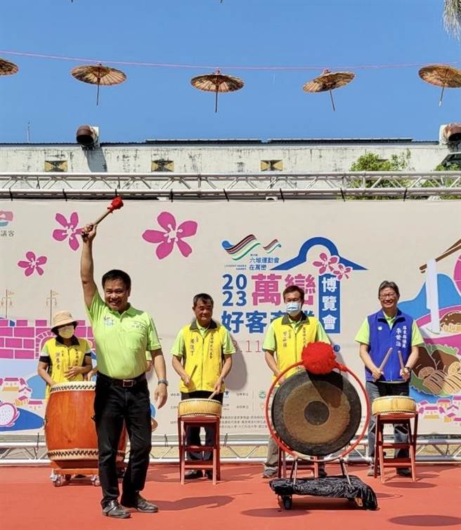 万峦乡长林国顺敲响铜锣，宣告活动开始。(民眾提供)