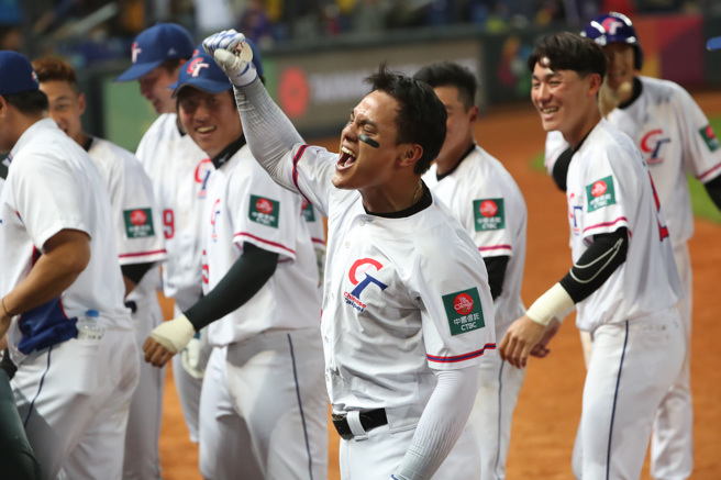 昨日有2支长打贡献的张育成。（郑任南摄）