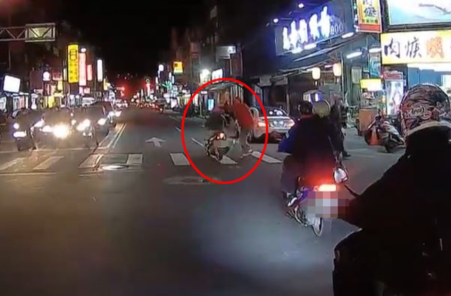 1名女骑士疑似未礼让路人先通过，竟遭路人「巴头」惨点摔下车。（翻摄自YouTube频道「WoWtchout - 地图型行车影像分享平台」）