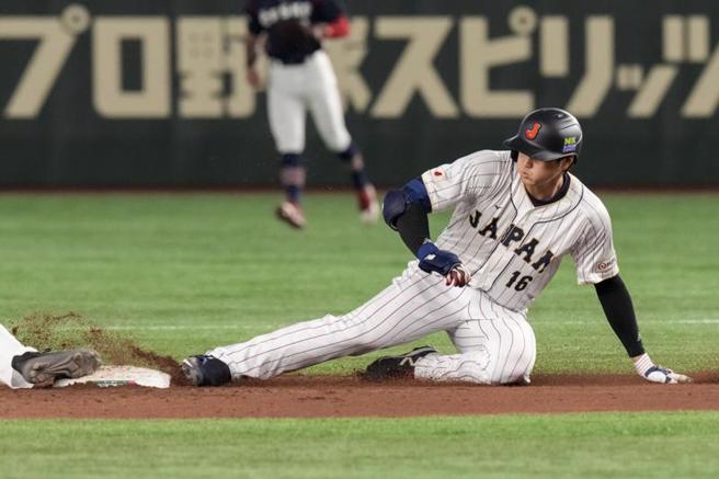 大谷翔平在4局下快腿盗上三垒。（美联社）