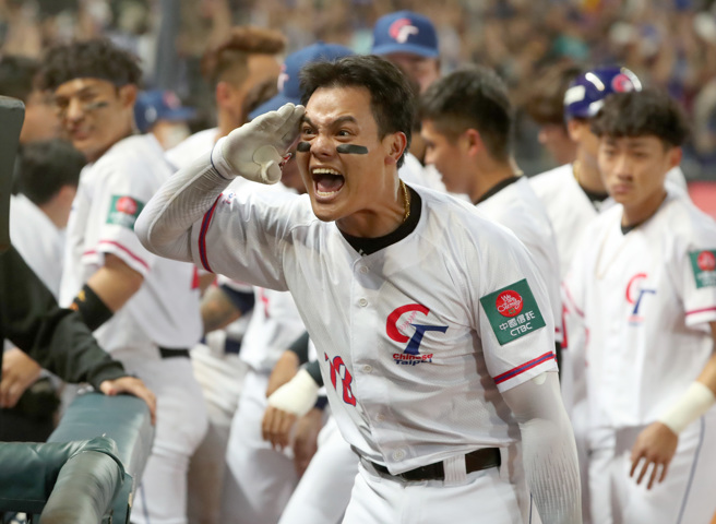 全台湾球迷最想看到张育成的敬礼手势。（郑任南摄）