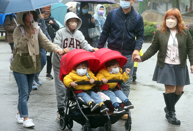 明（12）日午後即將變天，各地降雨機率增加，氣溫大幅度降低。（示意圖／趙雙傑攝）